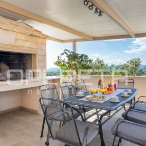 Brač ekskluzivno imanje s vilom, panoramskim pogledom i 8000 m² zemljišta, blizi