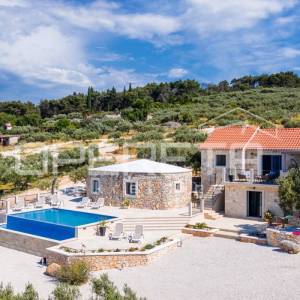 Brač ekskluzivno imanje s vilom, panoramskim pogledom i 8000 m² zemljišta, blizi
