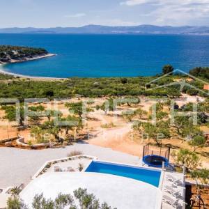Brač ekskluzivno imanje s vilom, panoramskim pogledom i 8000 m² zemljišta, blizi