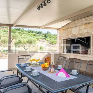 Brač ekskluzivno imanje s vilom, panoramskim pogledom i 8000 m² zemljišta, blizi