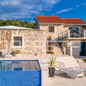 Brač ekskluzivno imanje s vilom, panoramskim pogledom i 8000 m² zemljišta, blizi