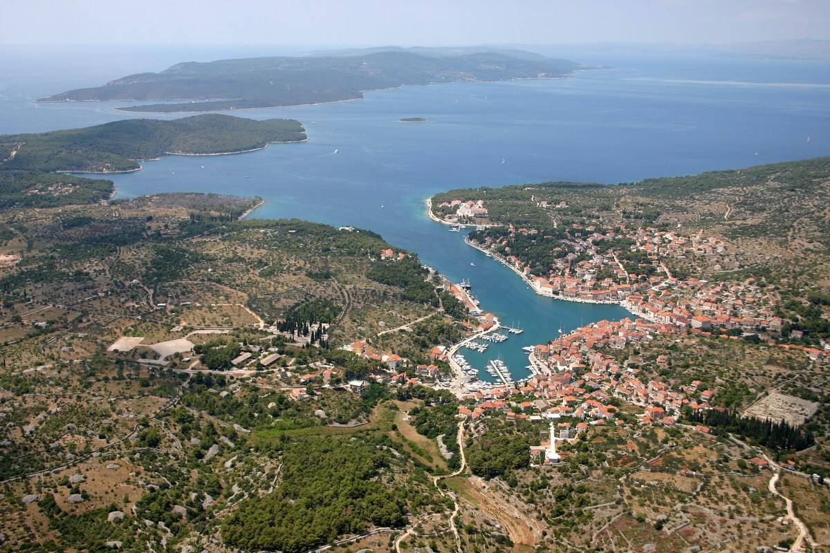 Brač, Milna, prodaje se atraktivno građevinsko zemljište