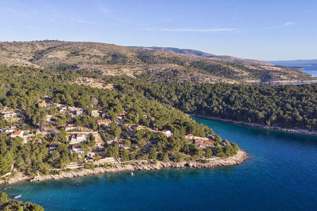 Brač, Milna samostojeća kuća, pogled