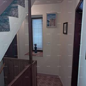 Buje! Kuća na tri etaže u centru,