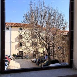 Buje! Kuća na tri etaže u centru,