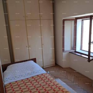 Buje! Kuća na tri etaže u centru,