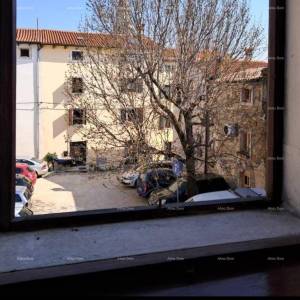 Buje! Kuća na tri etaže u centru,