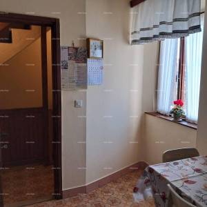 Buje! Kuća na tri etaže u centru,