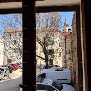 Buje! Kuća na tri etaže u centru,