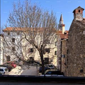 Buje! Kuća na tri etaže u centru,