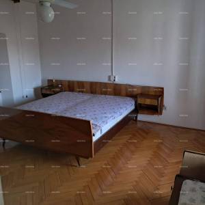 Buje! Kuća na tri etaže u centru,