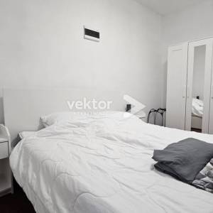 Centar, adaptiran 2-soban s dnevnim boravkom, za investiciju