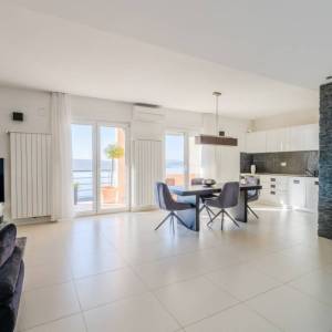 CRIKVENICA - Apartmanska kuća s panoramskim pogledom na more