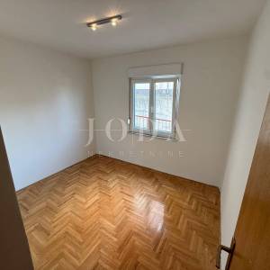 Crikvenica – prostran 3S+DB stan, mirna lokacija, 550 m od mora, parking