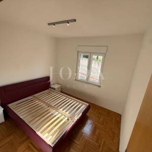 Crikvenica – prostran 3S+DB stan, mirna lokacija, 550 m od mora, parking