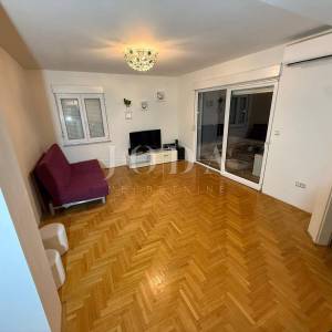 Crikvenica – prostran 3S+DB stan, mirna lokacija, 550 m od mora, parking