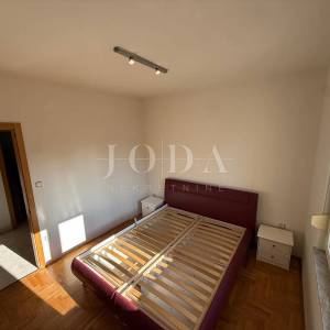 Crikvenica – prostran 3S+DB stan, mirna lokacija, 550 m od mora, parking