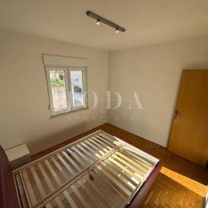 Crikvenica – prostran 3S+DB stan, mirna lokacija, 550 m od mora, parking