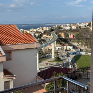 Crikvenica – prostran 3S+DB stan, mirna lokacija, 550 m od mora, parking