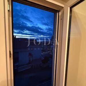 Crikvenica – prostran 3S+DB stan, mirna lokacija, 550 m od mora, parking