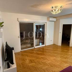 Crikvenica – prostran 3S+DB stan, mirna lokacija, 550 m od mora, parking