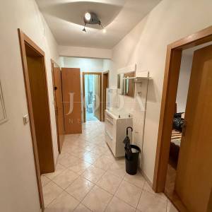 Crikvenica – prostran 3S+DB stan, mirna lokacija, 550 m od mora, parking