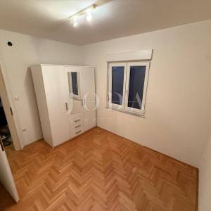 Crikvenica – prostran 3S+DB stan, mirna lokacija, 550 m od mora, parking