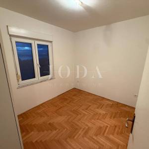 Crikvenica – prostran 3S+DB stan, mirna lokacija, 550 m od mora, parking