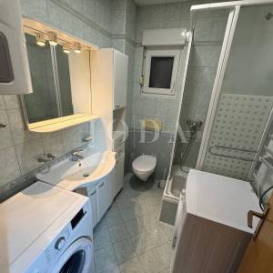 Crikvenica – prostran 3S+DB stan, mirna lokacija, 550 m od mora, parking