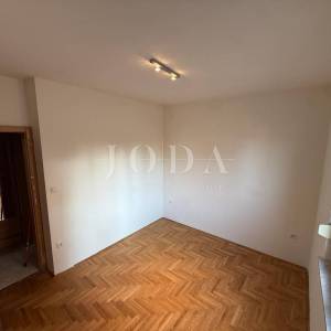 Crikvenica – prostran 3S+DB stan, mirna lokacija, 550 m od mora, parking