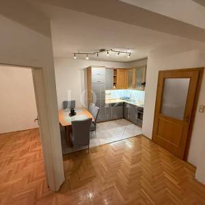 Crikvenica – prostran 3S+DB stan, mirna lokacija, 550 m od mora, parking