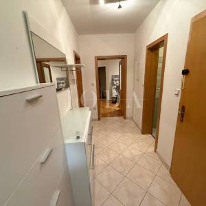 Crikvenica – prostran 3S+DB stan, mirna lokacija, 550 m od mora, parking