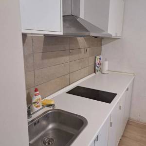 Donji grad, 2-sobni stan 25m2 u prizemlju zgrade, terasa na korištenje