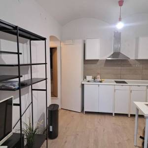 Donji grad, 2-sobni stan 25m2 u prizemlju zgrade, terasa na korištenje