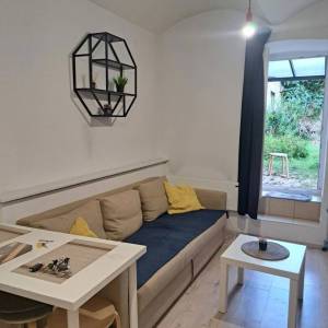 Donji grad, 2-sobni stan 25m2 u prizemlju zgrade, terasa na korištenje