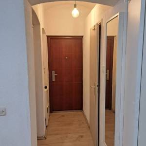 Donji grad, 2-sobni stan 25m2 u prizemlju zgrade, terasa na korištenje