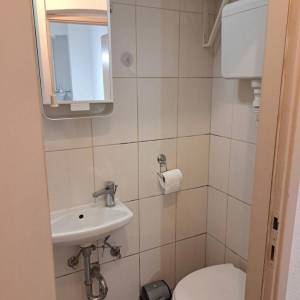 Donji grad, 2-sobni stan 25m2 u prizemlju zgrade, terasa na korištenje