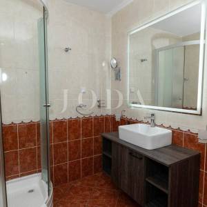 Dramalj-kuca sa 7 apartmana