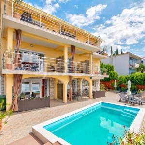 Dramalj-kuca sa 7 apartmana