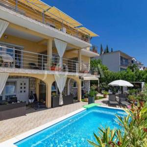 Dramalj-kuca sa 7 apartmana