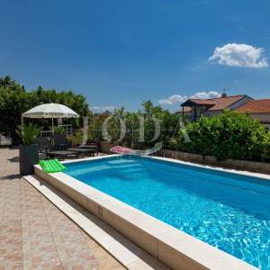 Dramalj-kuca sa 7 apartmana