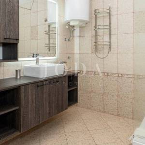 Dramalj-kuca sa 7 apartmana