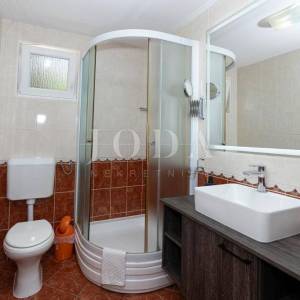 Dramalj-kuca sa 7 apartmana