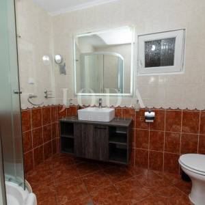 Dramalj-kuca sa 7 apartmana