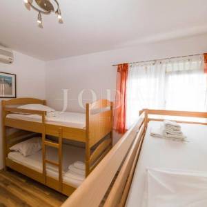 Dramalj-kuca sa 7 apartmana