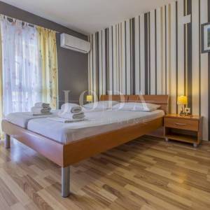 Dramalj-kuca sa 7 apartmana