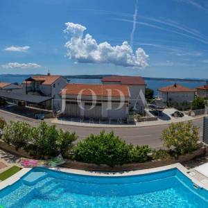 Dramalj-kuca sa 7 apartmana