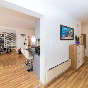 Dramalj-kuca sa 7 apartmana