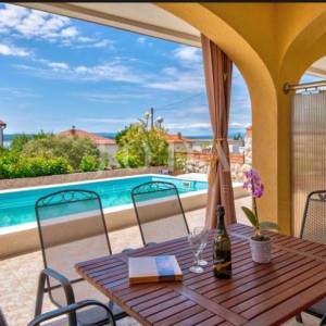 Dramalj-kuca sa 7 apartmana