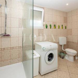 Dramalj-kuca sa 7 apartmana